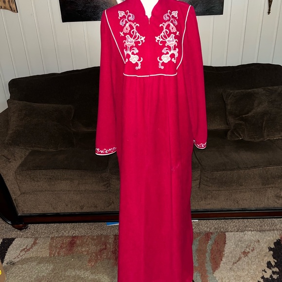 Vanity Fair Other - Vanity Fair • Vintage • 1970’s • Large • Burgundy •  Floral • Embroidery • Robe